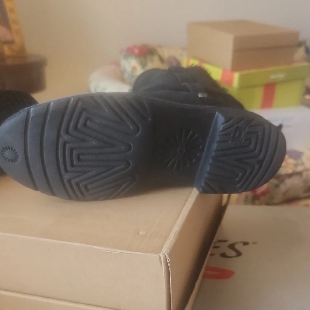 Its In good condition. UGG Black Ankle Boots. I wore it once. No Box - Picture 3 of 6
